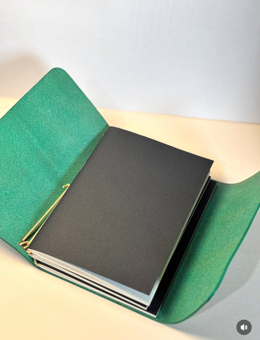 A) Leather Journal Verde Selva